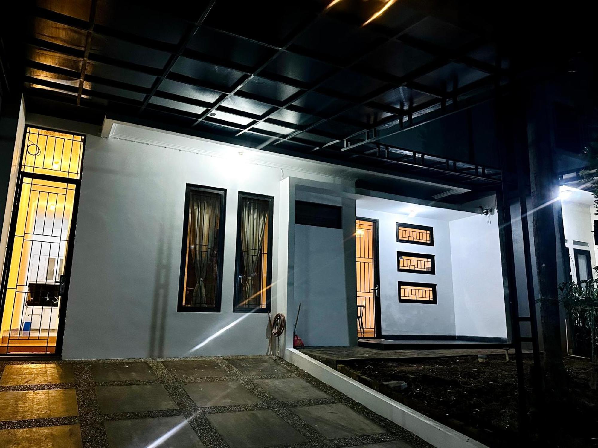 4-Bedroom Home In South Jakarta Nuansa Swadarma Residence By Le Ciel Hospitality Eksteriør billede