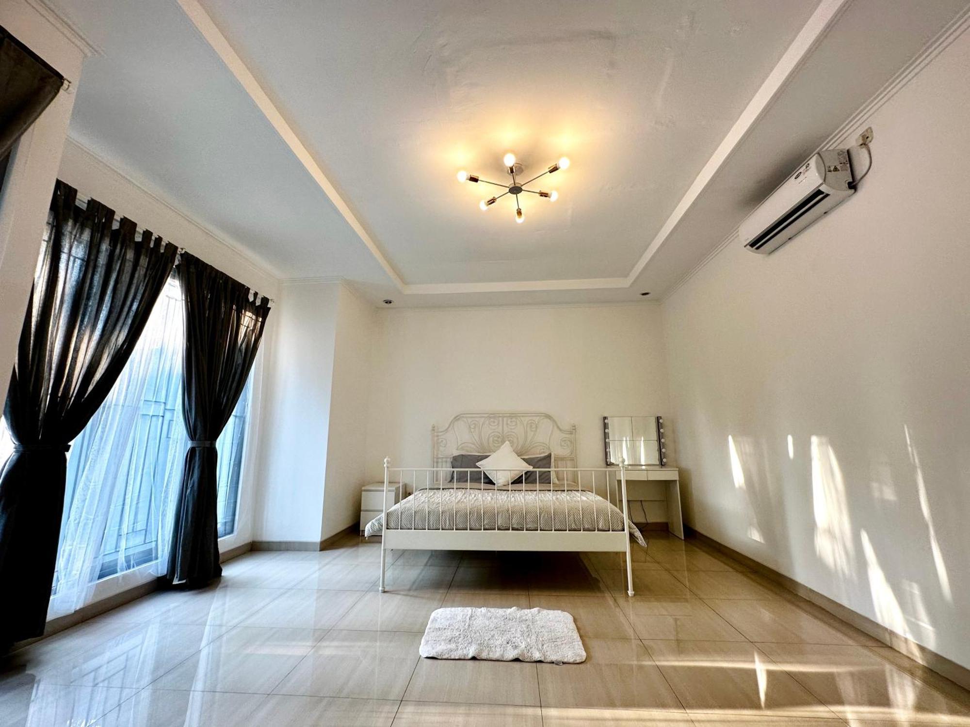 4-Bedroom Home In South Jakarta Nuansa Swadarma Residence By Le Ciel Hospitality Eksteriør billede