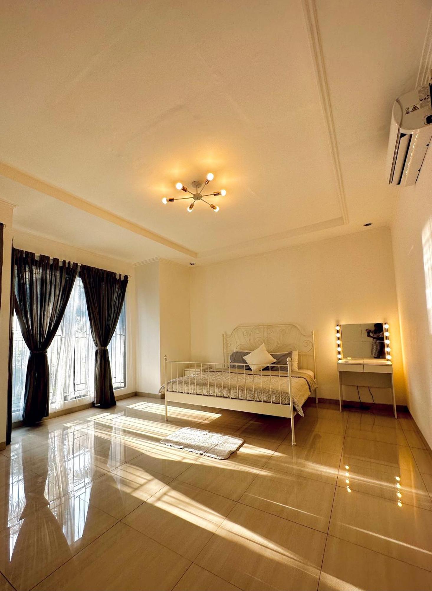 4-Bedroom Home In South Jakarta Nuansa Swadarma Residence By Le Ciel Hospitality Eksteriør billede