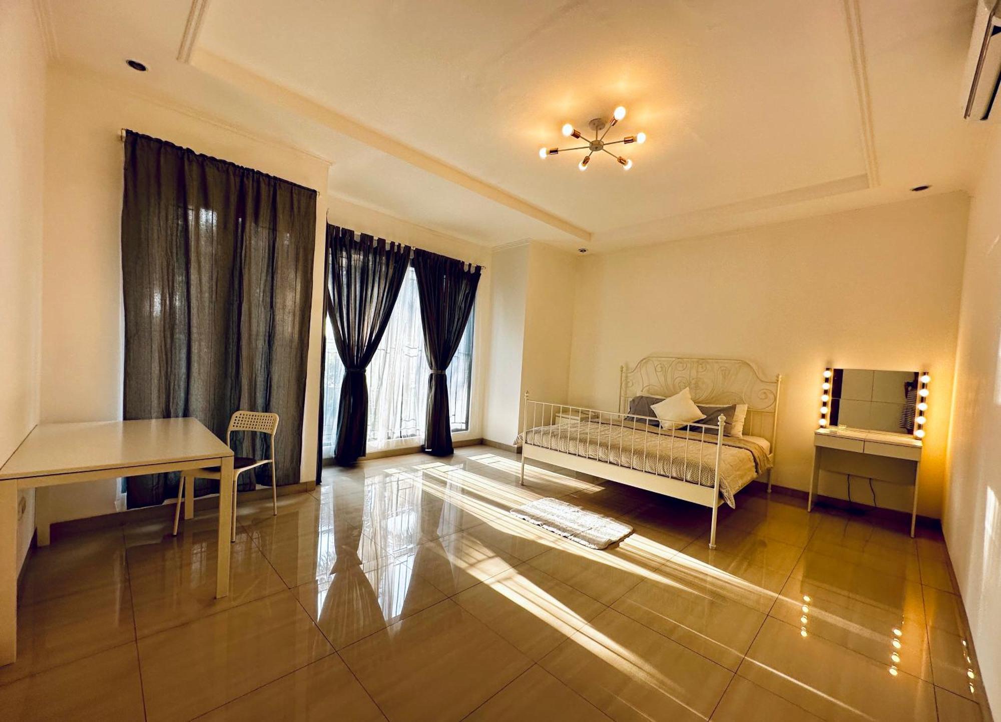 4-Bedroom Home In South Jakarta Nuansa Swadarma Residence By Le Ciel Hospitality Eksteriør billede
