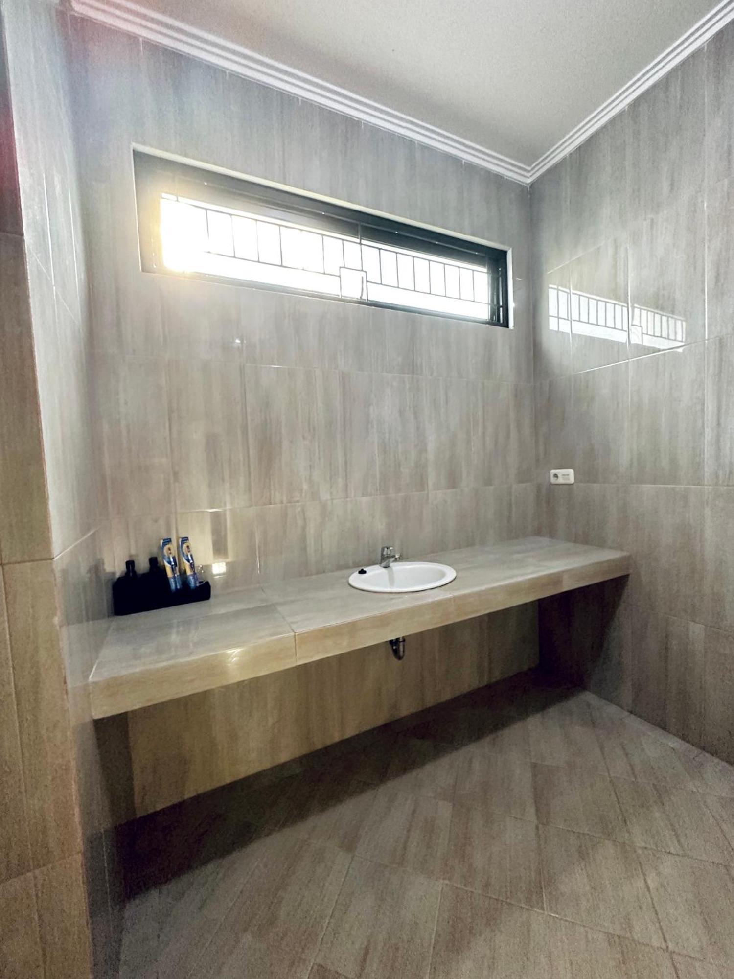 4-Bedroom Home In South Jakarta Nuansa Swadarma Residence By Le Ciel Hospitality Værelse billede