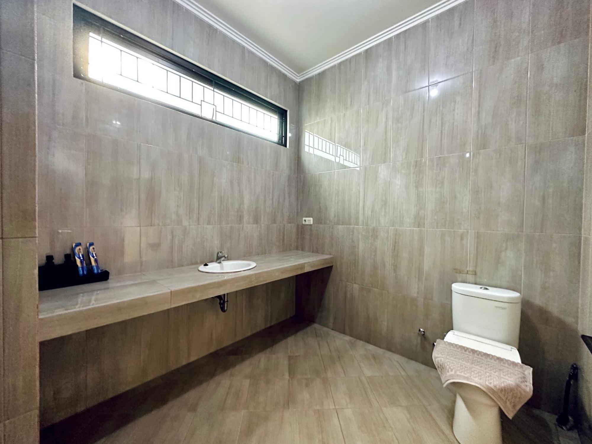 4-Bedroom Home In South Jakarta Nuansa Swadarma Residence By Le Ciel Hospitality Værelse billede